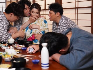 Đưa vợ đi suối nước nóng, chồng không biết vợ bị người khác địt sấp mặtm